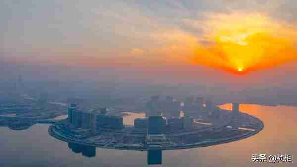 航拍郑州夕阳下的北龙湖 暖暖夕阳和金融岛同框美不胜收
