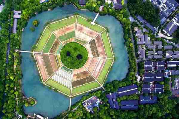 这个5000亿金融小镇中心的山地 villa，直面超级亚运公园
